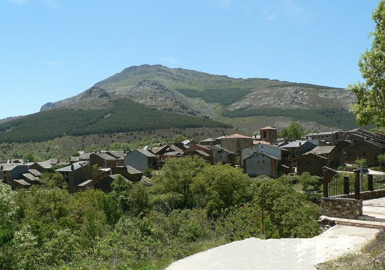 Vista general de Valverde de los Arroyos, uno de los Pueblos Negros de Guadalajara, con el pico Ocejón al fondo