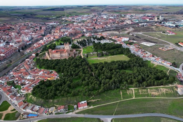 vista-aerea-castillo-de-la-mota-en-medina-del-campo-valladolid