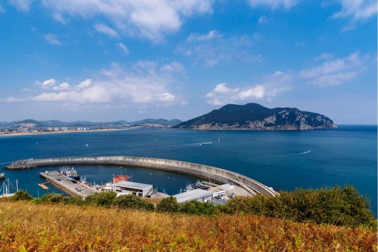 Vista aérea del puerto de Laredo con el monte Buciero de Santoña al fondo, en la costa de Cantabria.
