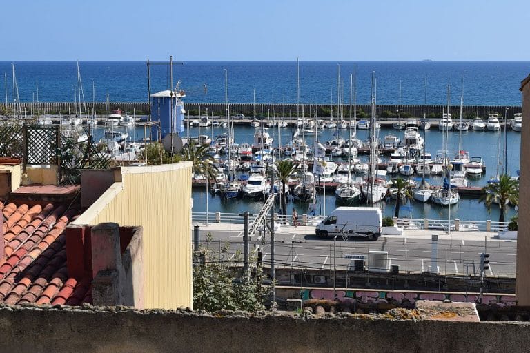 Vista del puerto deportivo de El Masnou con embarcaciones y el mar Mediterráneo al fondo