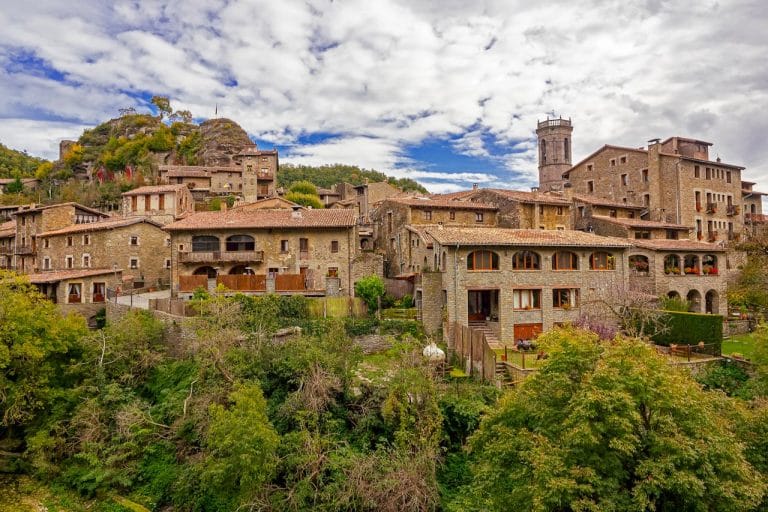 Vista general de Rupit, pueblo medieval con casas de piedra en la provincia de Barcelona