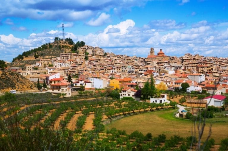 Vista panorámica de Calaceite en Teruel con casas tradicionales y campos de cultivo