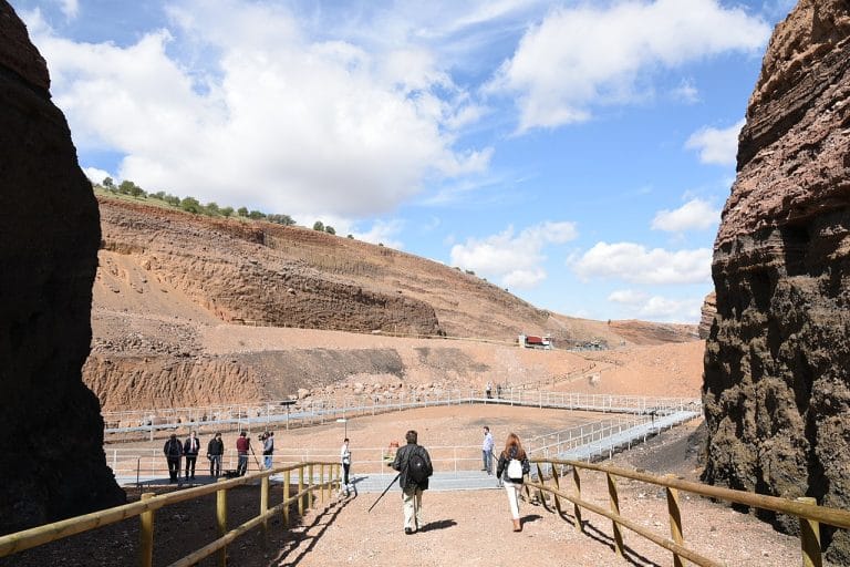 Visitantes recorriendo el Volcán-Museo Cerro Gordo en Granátula de Calatrava, con pasarelas entre formaciones volcánicas