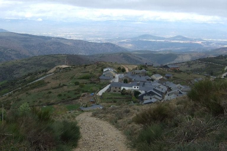 Vista panorámica del pueblo Acebo de San Miguel en las montañas de León