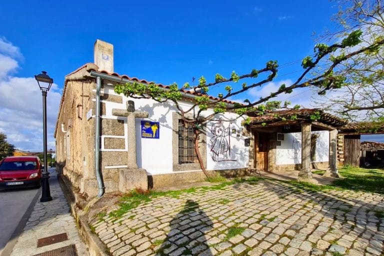 Fachada del albergue de peregrinos en Fuenterroble de Salvatierra, Salamanca, en la ruta de la Vía de la Plata