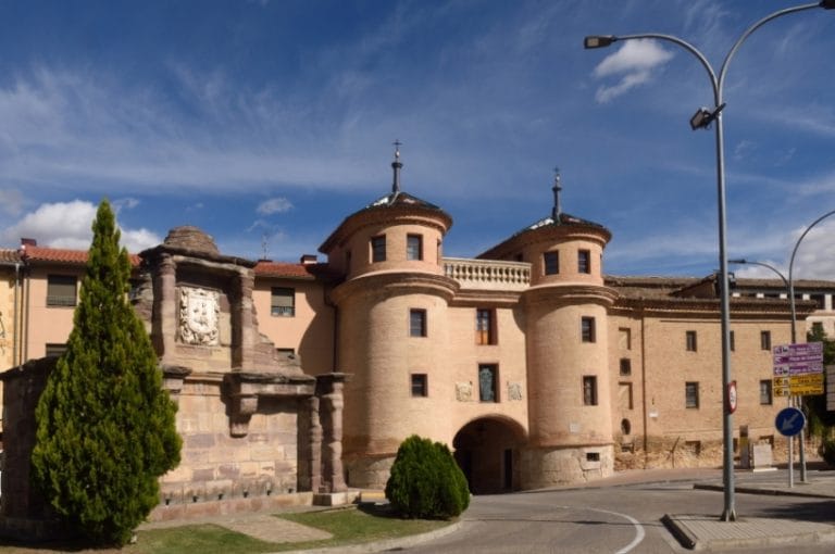 Fachada del Antiguo Seminario de Nobles en Calatayud, Zaragoza