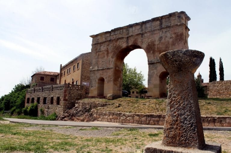 Arco romano de Medinaceli en Soria, monumento histórico de época romana en Castilla y León
