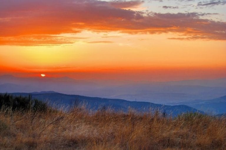 Atardecer en el Acebo de San Miguel con vistas a la sierra en León