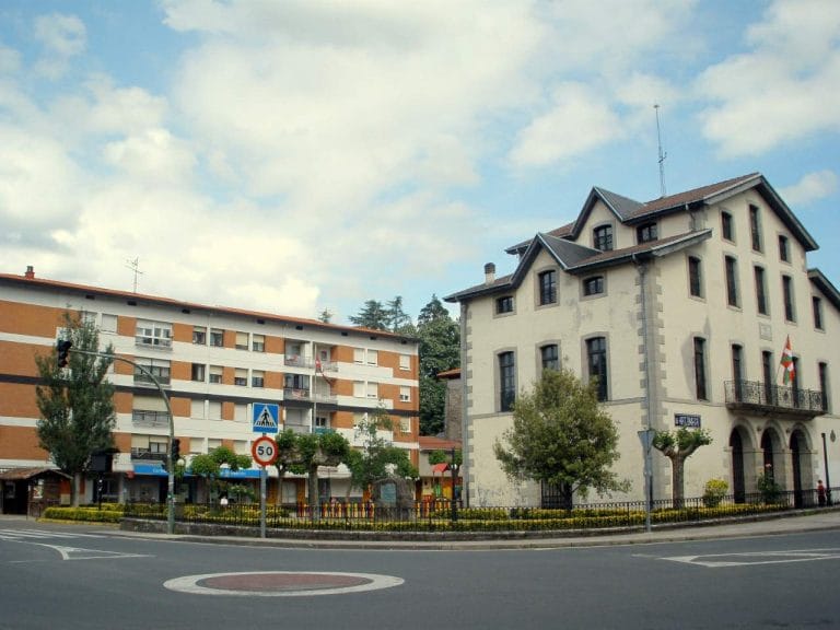 Fachada del Ayuntamiento de Artziniega en Álava, edificio histórico del País Vasco