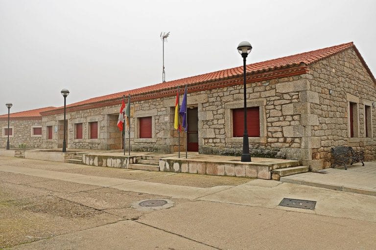 Ayuntamiento de Moralina en la provincia de Zamora, edificio de piedra con banderas