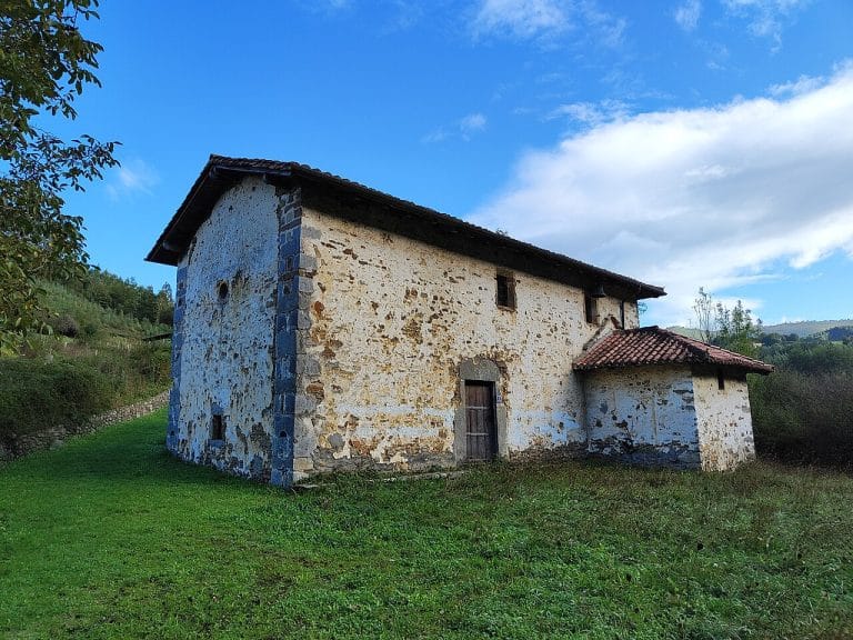 Ermita de San Prudencio en Okondo, Álava, edificio histórico rodeado de naturaleza.