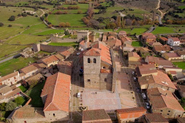Vista aérea de la Iglesia de San Martín y las murallas en Bonilla de la Sierra Ávila rodeada de campos y montañas