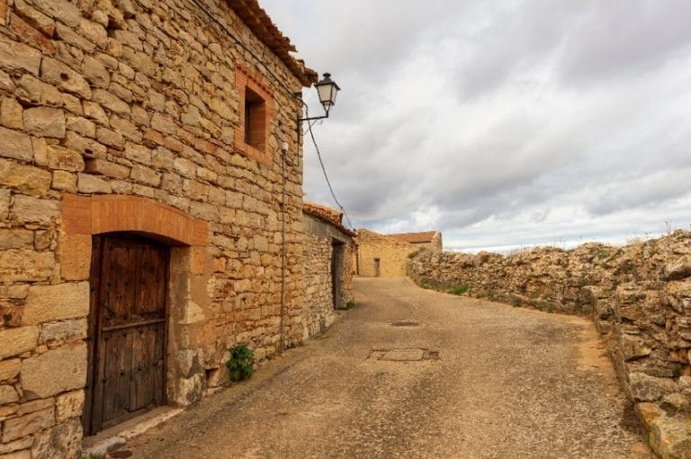 Calle empedrada con casas de piedra en Rello, Soria, dentro del casco histórico medieval