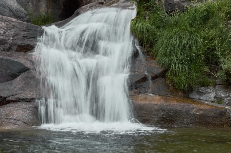 Cascada en Villafranca de la Sierra Ávila dentro de la Sierra de Gredos rodeada de rocas y vegetación