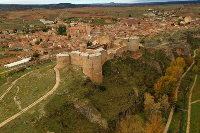 Vista aérea del castillo de Berlanga del Duero en Soria, rodeado por el casco histórico del municipio