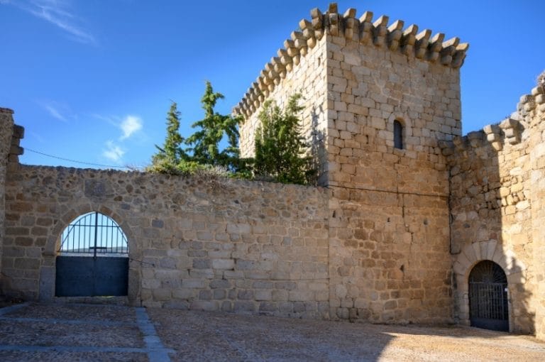 Murallas y torre del castillo de Bonilla de la Sierra en Ávila Castilla y León bajo un cielo azul despejado