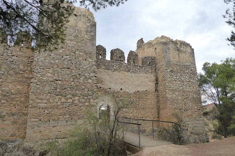 Restos del castillo de Anento en Zaragoza, acceso por pasarela y muros medievales de piedra