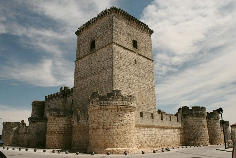 Castillo de Portillo en Valladolid, fortaleza medieval con torre del homenaje