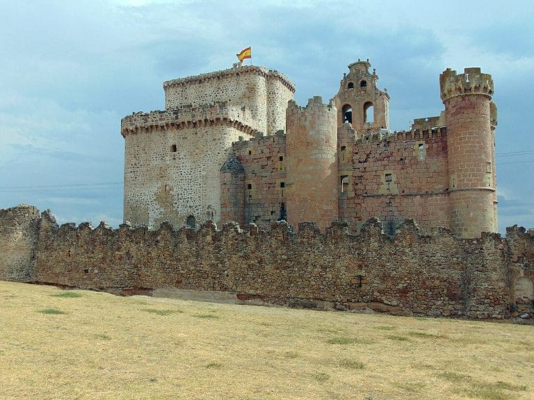Castillo de Turégano en Segovia, fortaleza medieval con iglesia románica en su interior