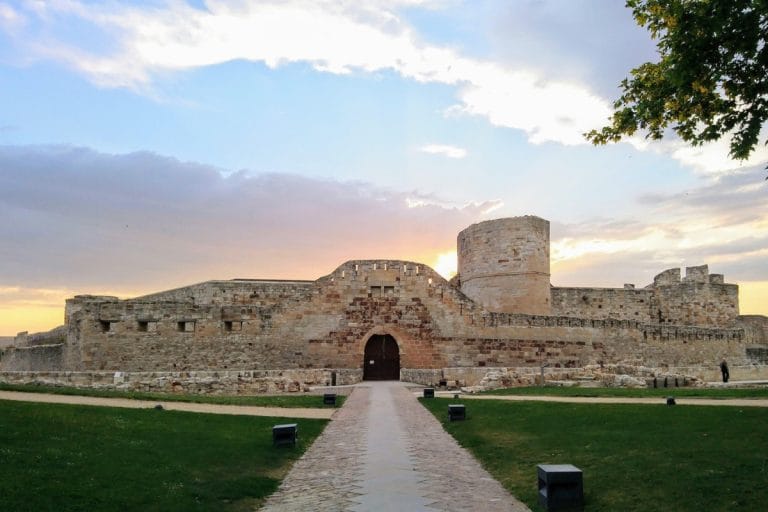 Castillo de Zamora iluminado por la luz del atardecer, fortaleza medieval en Castilla y León