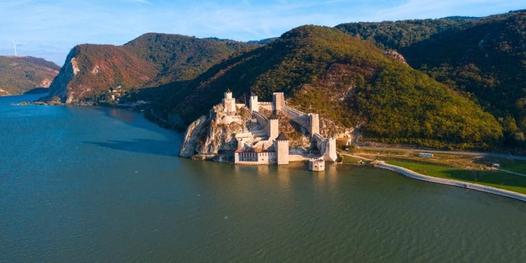 Vista aérea del castillo de Golubac en Serbia a orillas del río Danubio rodeado de montañas