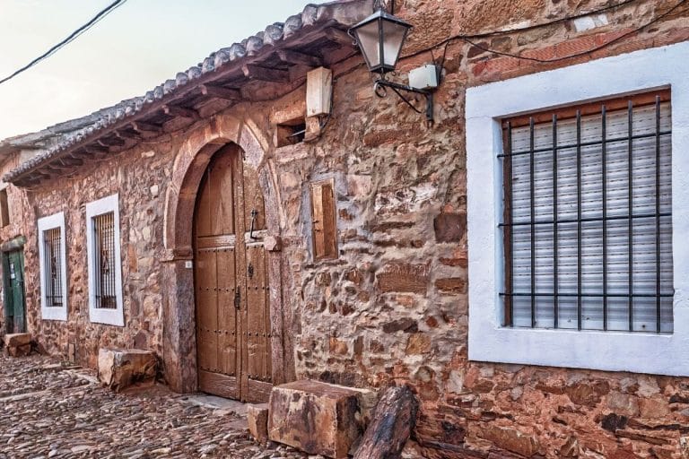 Calle empedrada y casas de piedra en Castrillo de los Polvazares, León