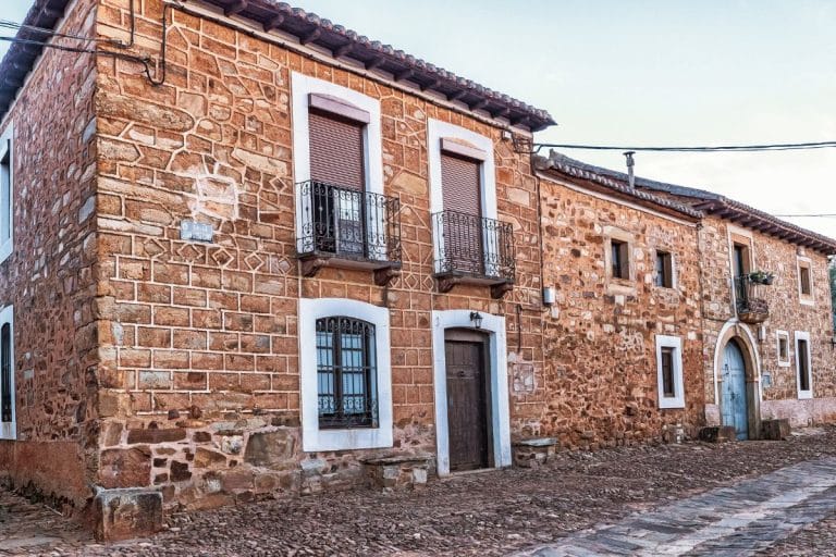 Casas de piedra tradicionales y calle empedrada en Castrillo de los Polvazares, León
