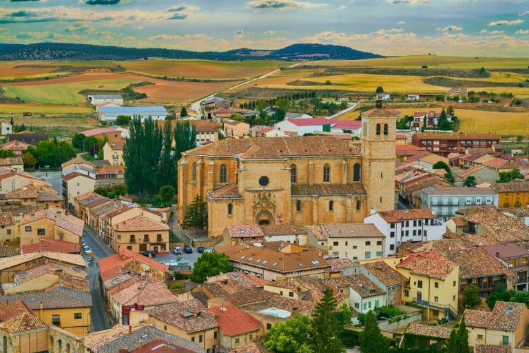 Vista aérea de la Colegiata de Santa María del Mercado en Berlanga del Duero, Soria, rodeada por el casco histórico del municipio