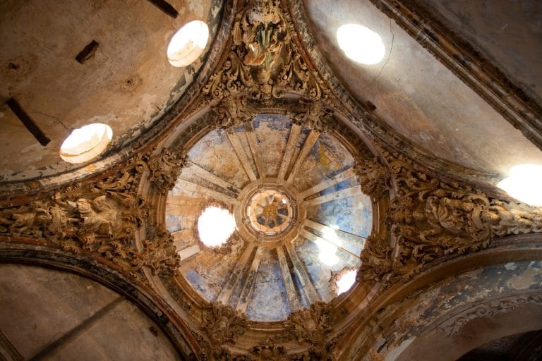 Cúpula barroca en ruinas de una iglesia en Belchite, Zaragoza