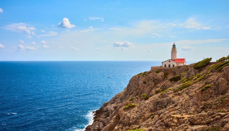 Faro de Capdepera en Mallorca situado sobre los acantilados con vistas al mar Mediterráneo