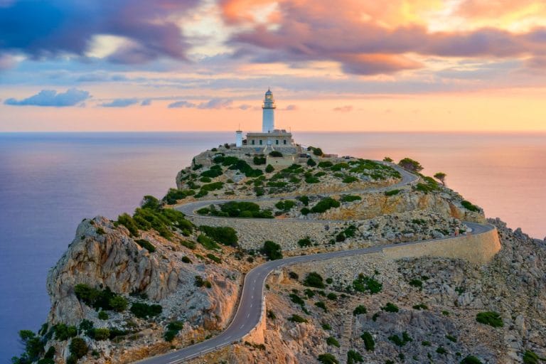 Carretera panorámica hacia el Faro de Formentor en Mallorca al atardecer