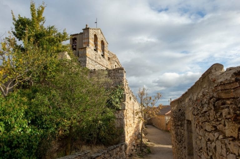 Vista de la iglesia y murallas de Rello, Soria, en el casco histórico del pueblo medieval