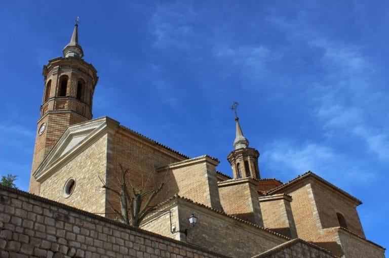 Iglesia parroquial de Fuendetodos, Zaragoza, arquitectura religiosa de ladrillo y piedra