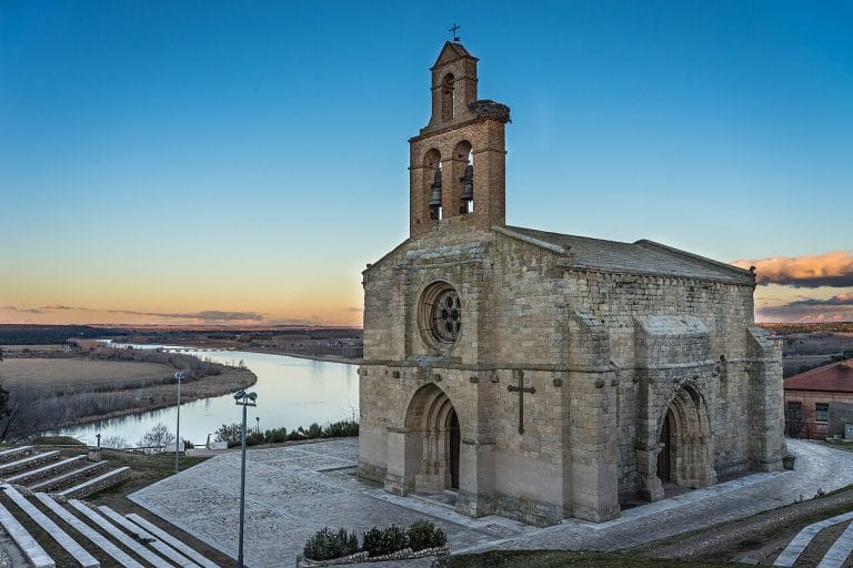 Iglesia de Santa María del Castillo con vistas al Duero en Castronuño, Valladolid, al atardecer