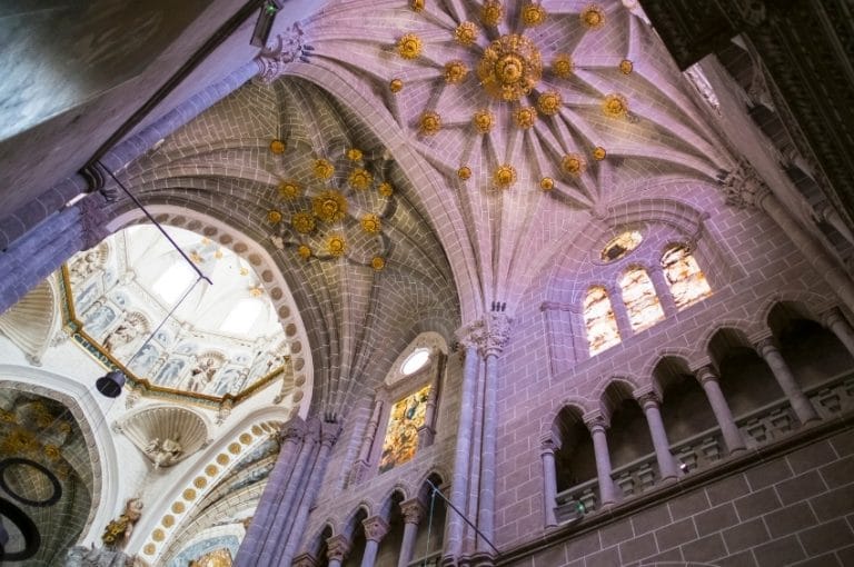 Interior de la Catedral de Santa María de la Huerta en Tarazona, con bóvedas góticas y decoración mudéjar