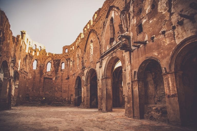 Interior de iglesia en ruinas en Belchite Viejo, Zaragoza