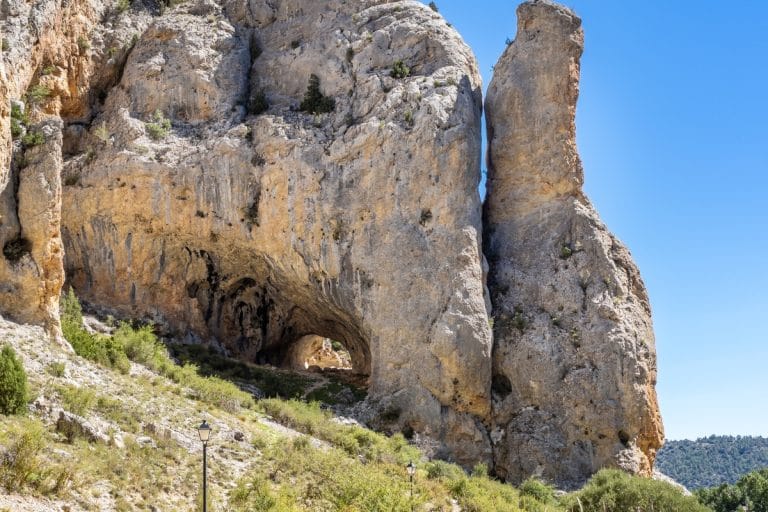 Formación rocosa de La Hoz en Calomarde, Sierra de Albarracín, Teruel, con impresionantes paredes de piedra