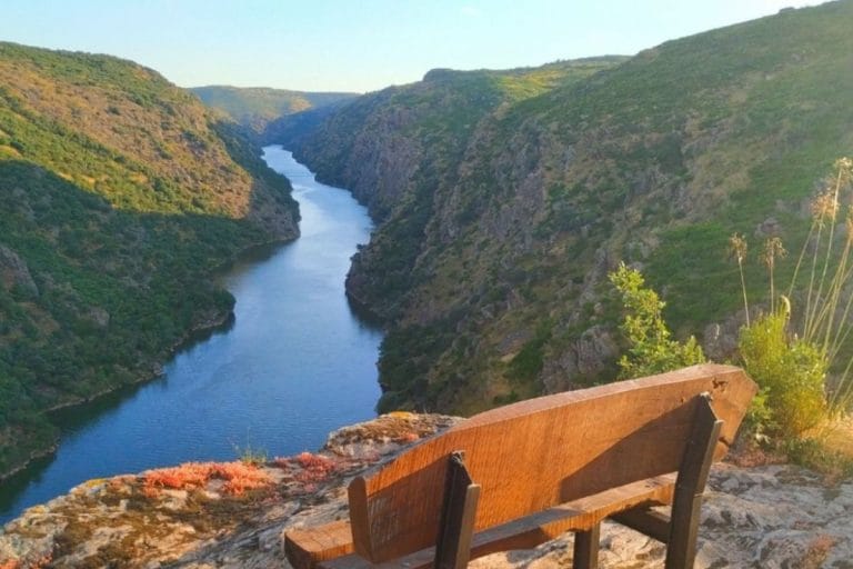 Mirador con banco en Villadepera sobre los cañones del Parque Natural Arribes del Duero, Zamora.