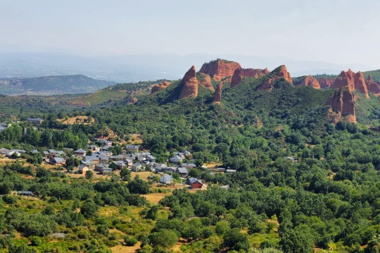 ista panorámica desde el Mirador de Orellán a Las Médulas en León, Patrimonio de la Humanidad.