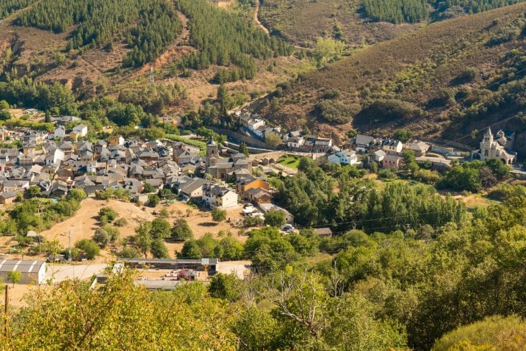 Vista panorámica de Molinaseca en León, pueblo del Bierzo con casas de piedra, iglesia de San Nicolás y puente sobre el río Meruelo en el Camino de Santiago.