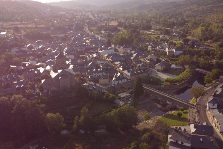 Vista aérea de Molinaseca en León con su puente romano-medieval sobre el río Meruelo, en el Camino de Santiago.