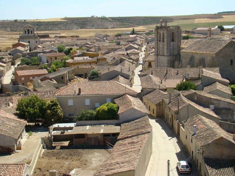 Vista aérea de Montealegre de Campos con sus iglesias y tejados tradicionales