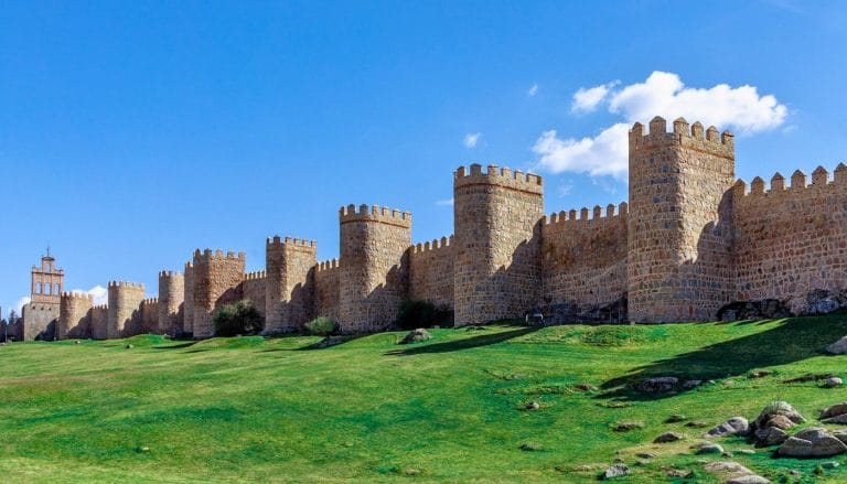 Muralla de Ávila con sus torres y almenas medievales, símbolo histórico de Castilla y León