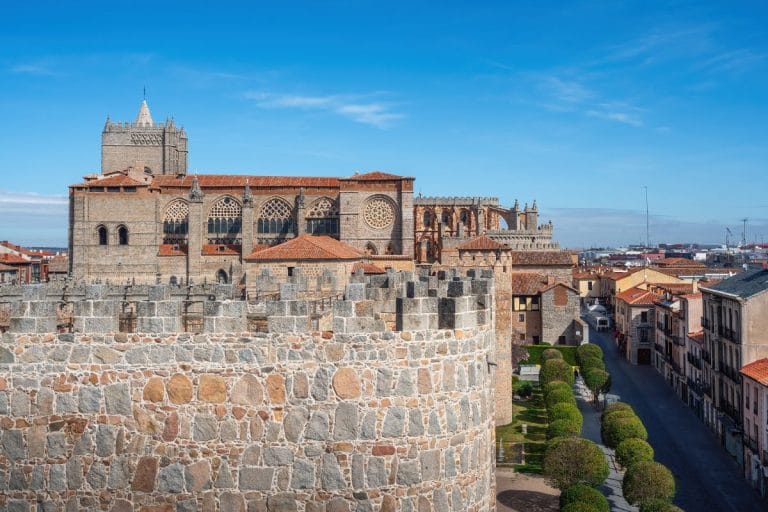 Impresionantes vista a la fortificación de la muralla de la catedral de Ávila