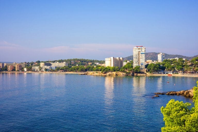 Vista panorámica de Palmanova en Mallorca con playa y hoteles frente al mar