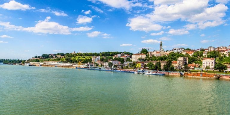 Vista panorámica de Belgrado en Serbia desde el río Danubio con edificios históricos y modernos