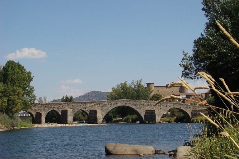 Puente Románico de El Barco de Ávila sobre el río Tormes, con vistas al castillo medieval.