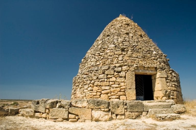 Paridera tradicional de piedra en Fuendetodos, Zaragoza, arquitectura rural popular