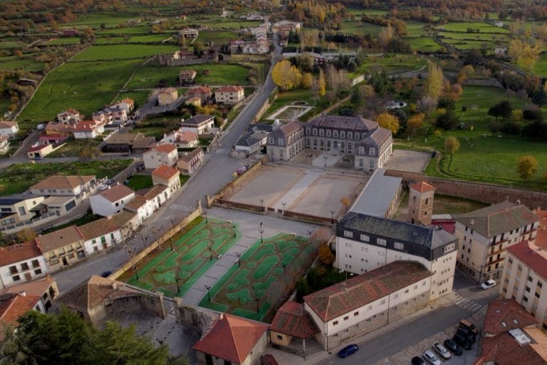 Vista aérea del Palacio de los Duques de Alba en Piedrahíta Ávila con jardines geométricos y casas alrededor