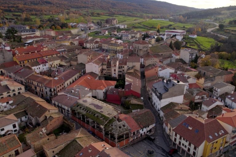 Vista aérea del casco urbano de Piedrahíta en Ávila con tejados tradicionales y la iglesia parroquial